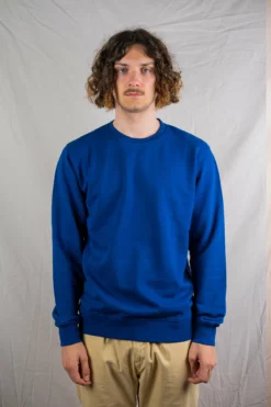 Homme Classic Organic Crew - Colorful Standard -Pulls et Sweats Soldes Boutique 01 PORTE FACE COLORFULSTANDARD ROYALBLUE 1800x1800