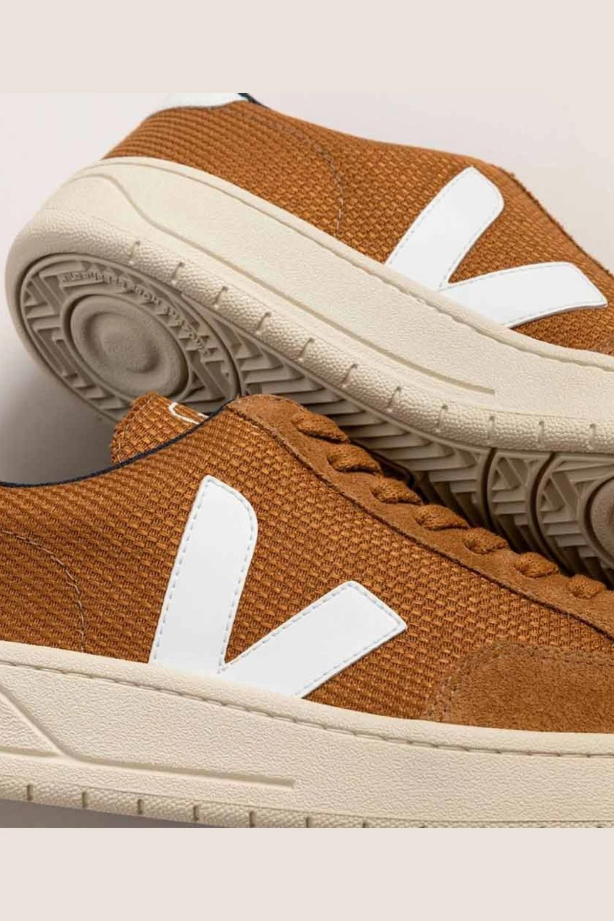 Femme V12 B-Mesh Tent - White - Veja 4 Femme V12 B-Mesh Tent - White - Veja – Image 4