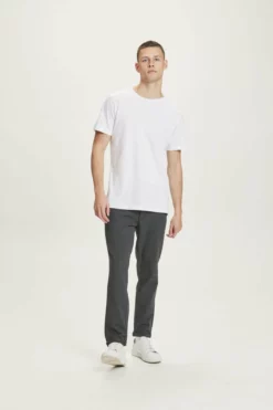 NEIWA V3 Homme Pantalon Joe Slim Cropped Recycled Chino - Knowledge Cotton Apparel